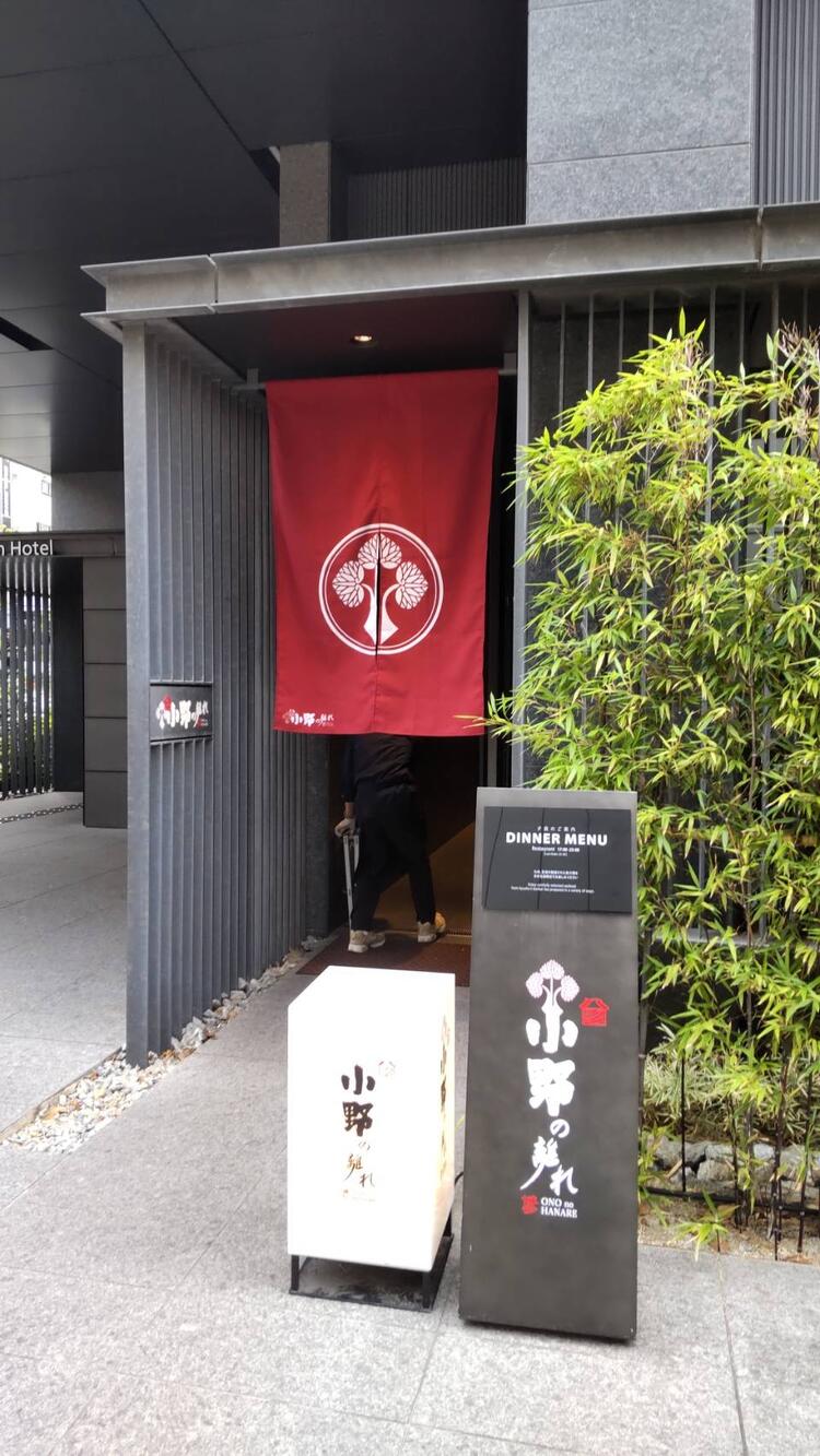 和モダンなホテルの顔で働く