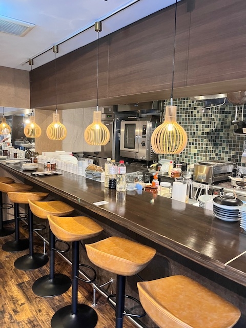 オープンキッチンのカウンター席