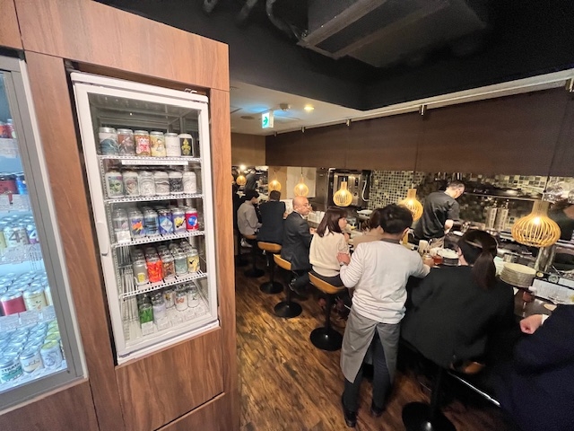 エントランスのクラフトビールショーケース