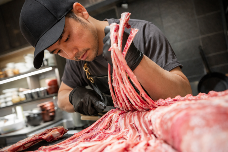 肉を扱う技術も学べる