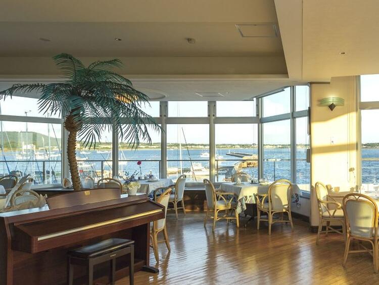 潮風を感じる、大人のマリンリゾート空間