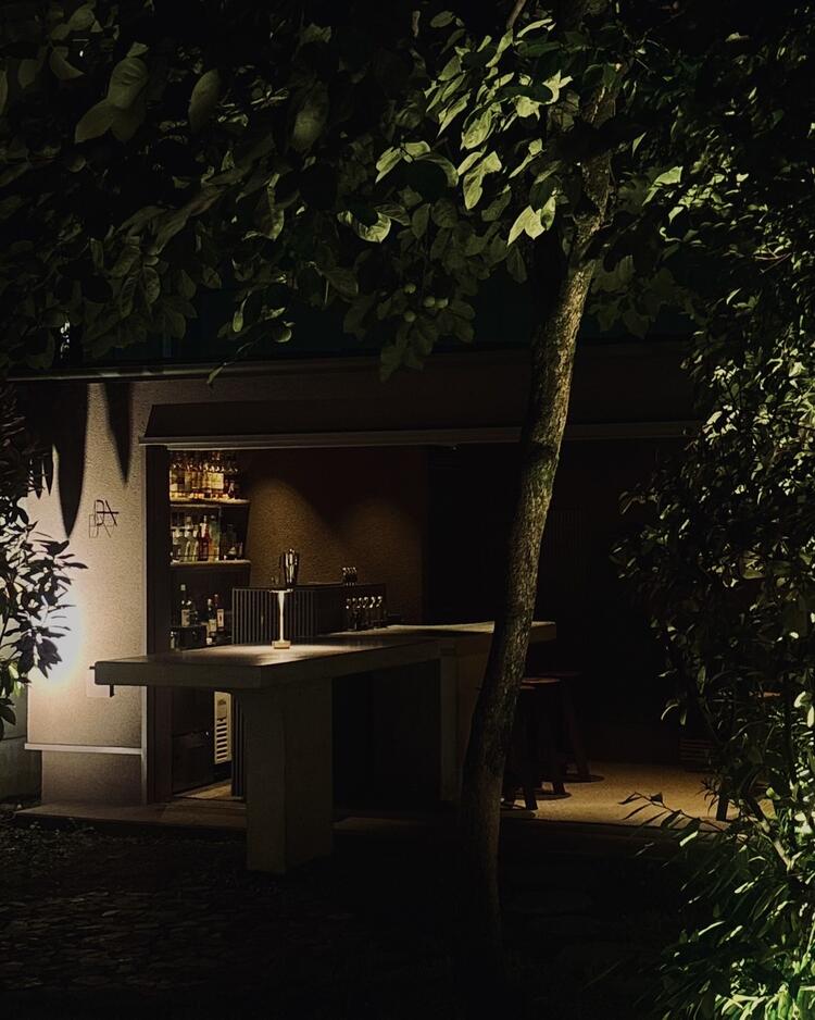 屋外にせり出す武骨なカウンター