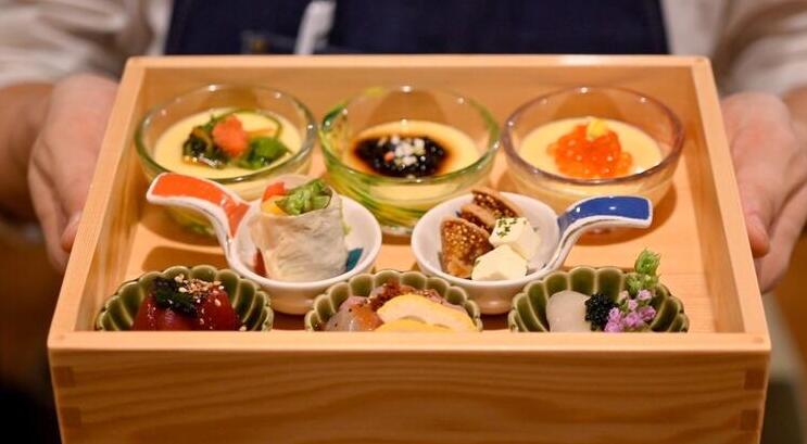 四季折々の食材を丁寧に調理していきます。