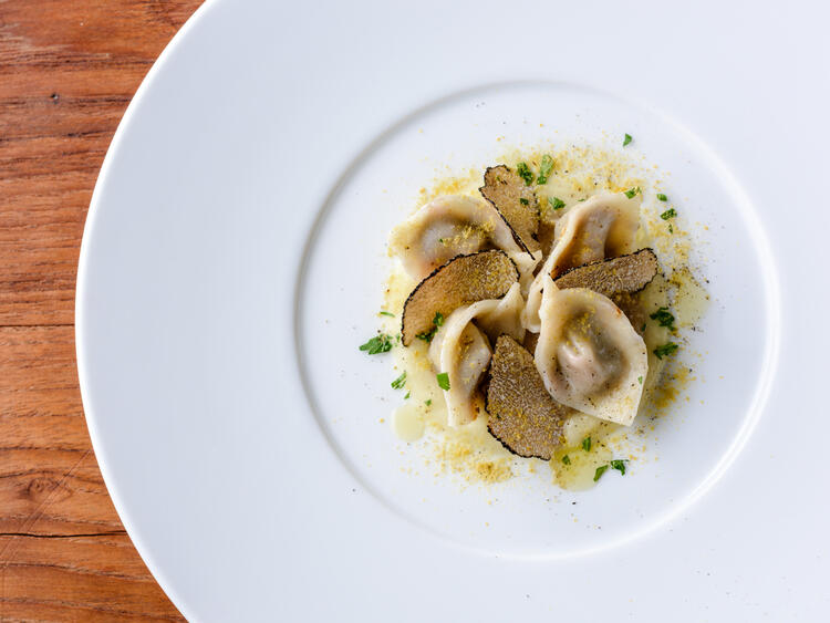 店内は広く、天井も高くとても衛生的です。