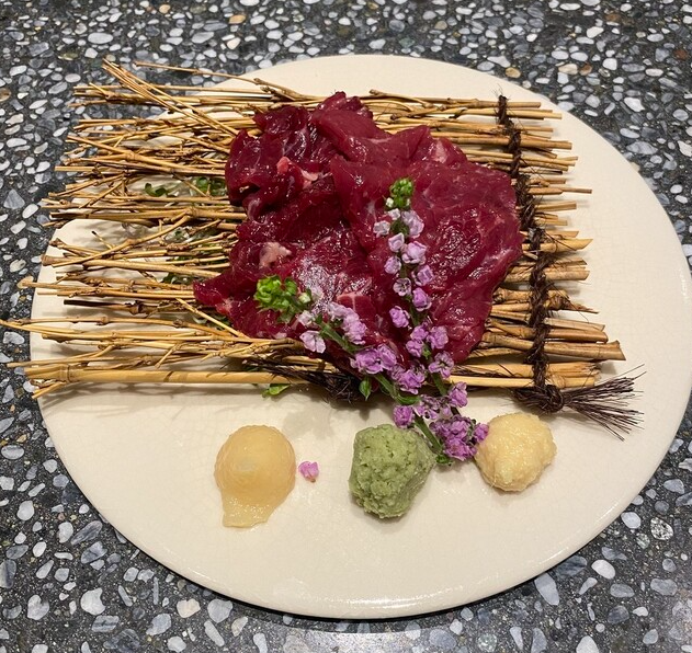 ディナーとバーの2つの顔を持つお店♪