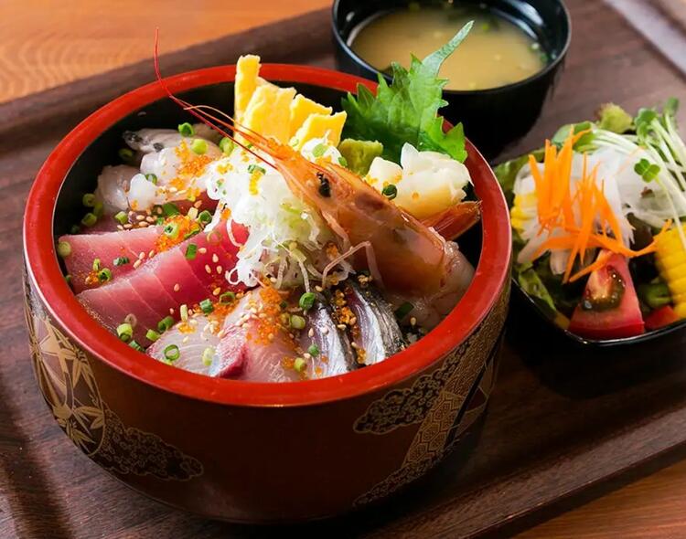 10～70代のスタッフが仲良く活躍中！