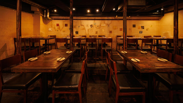 古材や和紙を使用したモダンな店内！