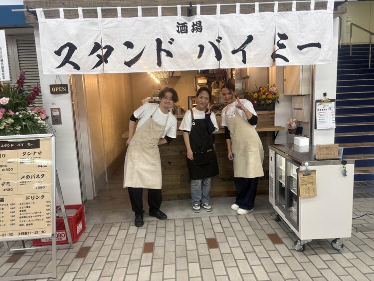 小さな店内でワイワイガヤガヤと