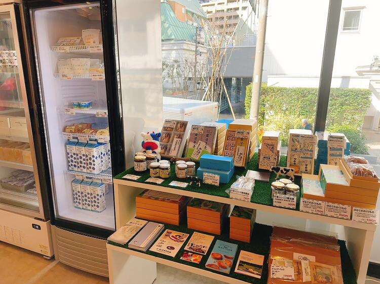 中標津の物産が並ぶ店舗棚