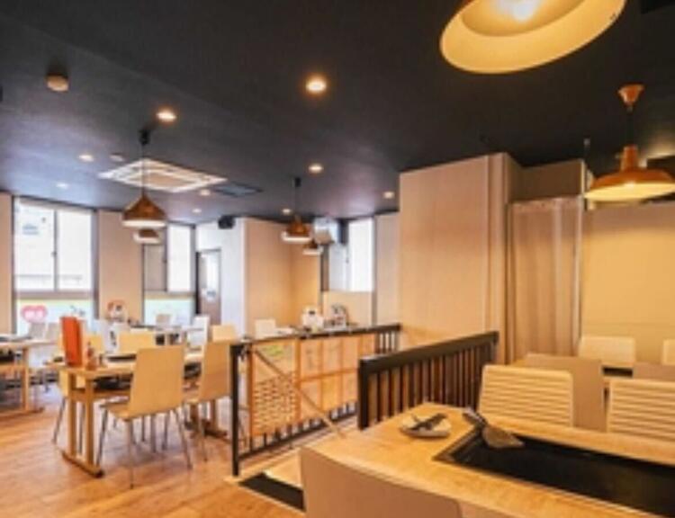 明るく開放的な店内