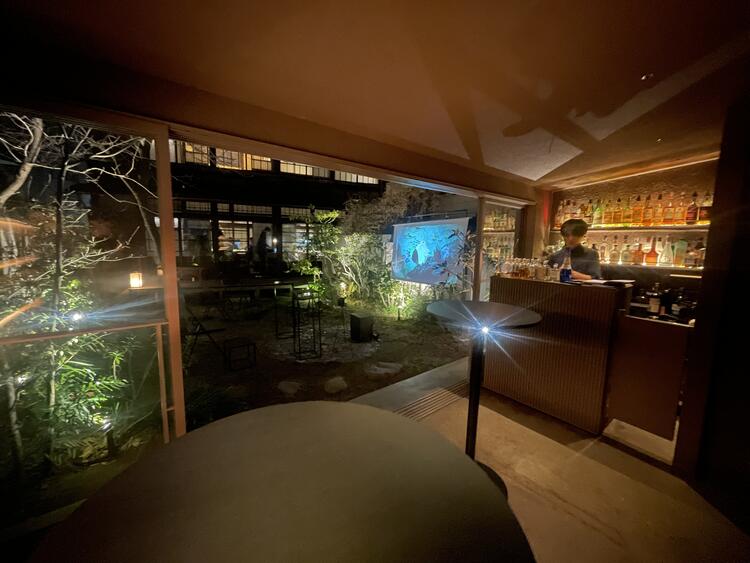 店内からの和食板垣