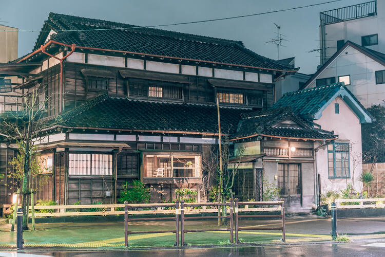 和食板垣の脇に入り口