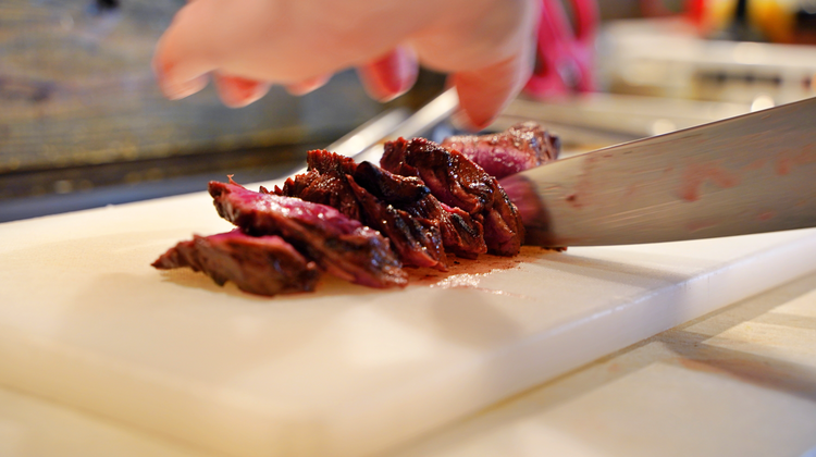 飲食経験者大歓迎！お肉のカット技術を習得