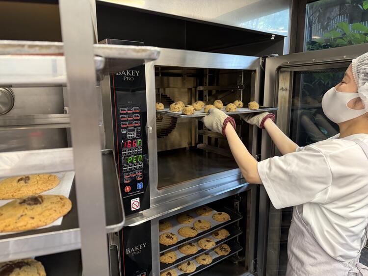 焼き上がりの瞬間に立ち会う