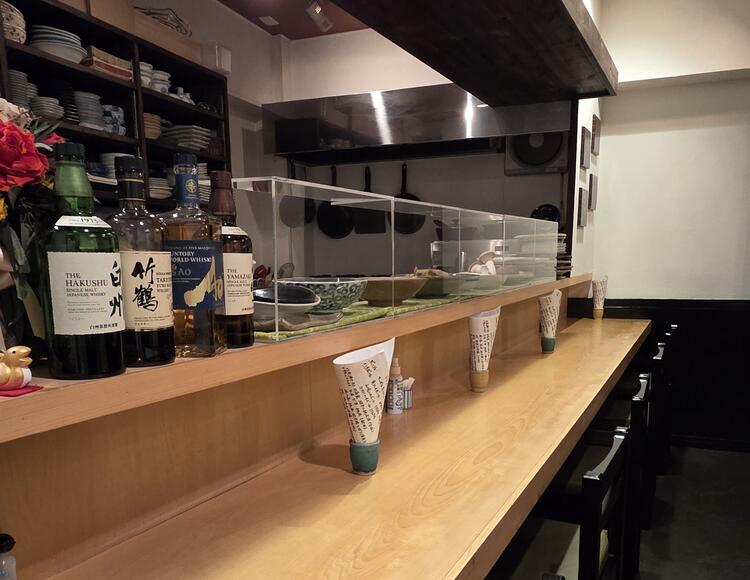 カウンター席、テーブル席もあります