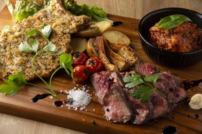 ワインによく合う肉料理が自慢！