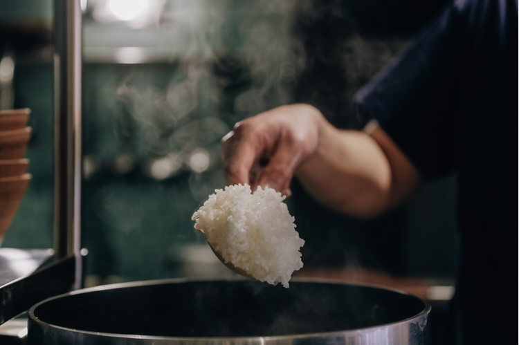 毎日店内で精米し丁寧に釜炊きしています