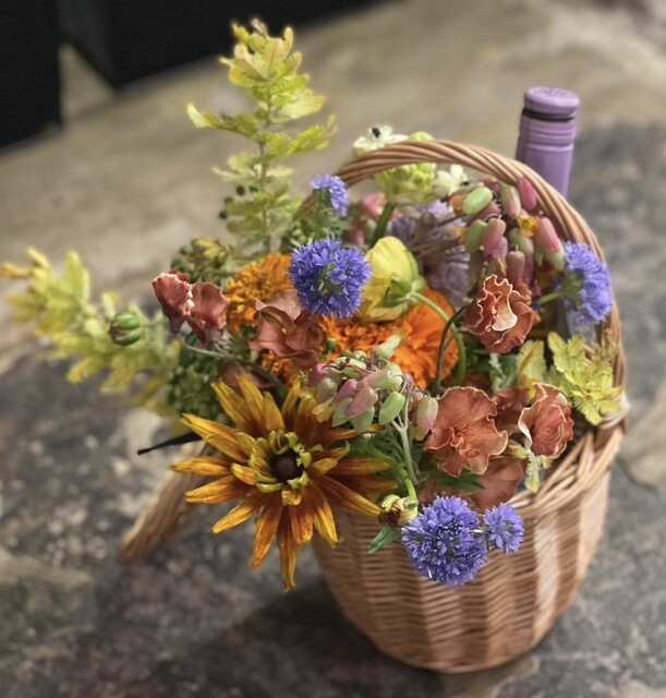 お花屋さんの中にワインショップとバル☆