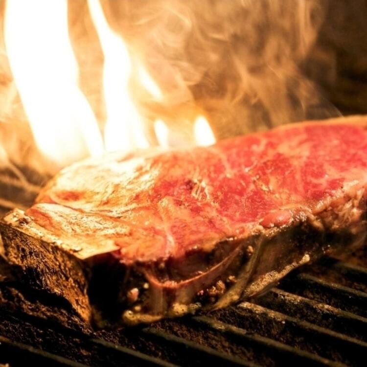 炭火で香り高く焼かれるサステナブルビーフ