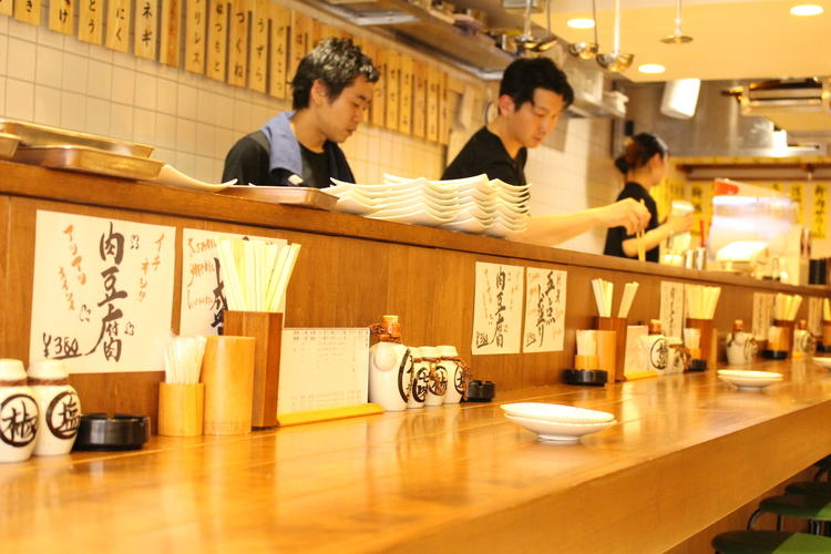 活気あふれる賑やかな店内です