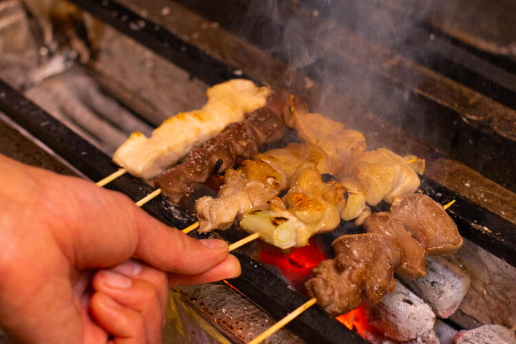炭火で焼き上げる本格焼き鳥