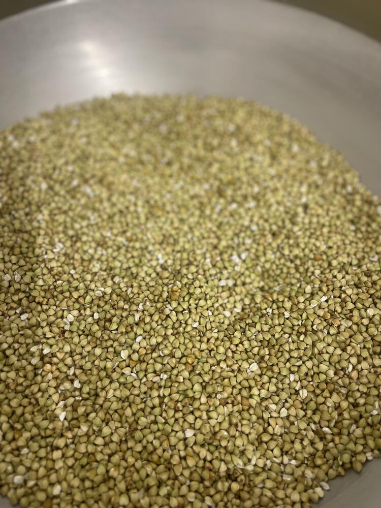 全国各地から届く蕎麦の実を朝挽きで！