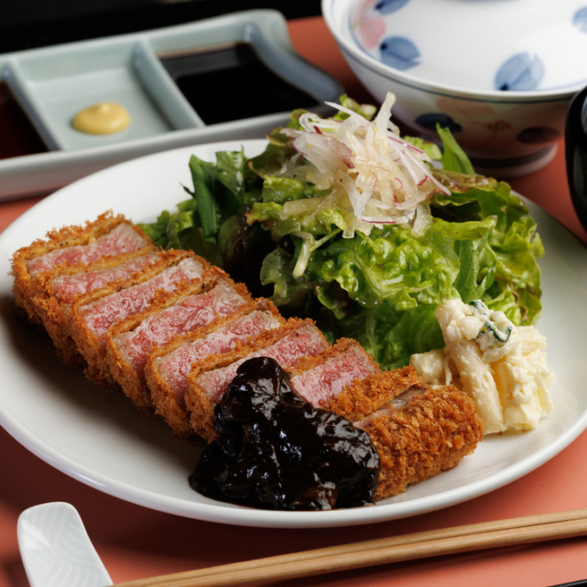 軽い食感がこだわりの〈牛カツ〉