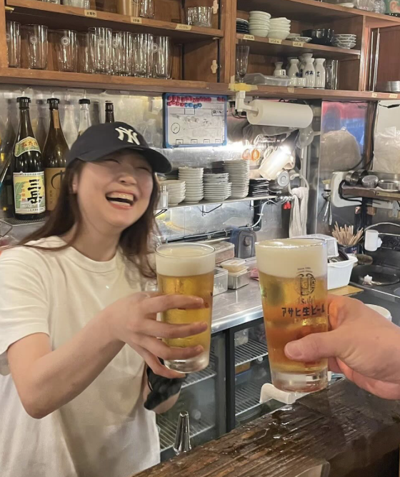 立ち飲み店で仲間とお客さんと楽しく♪