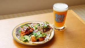 人気のタコスとビールは最高