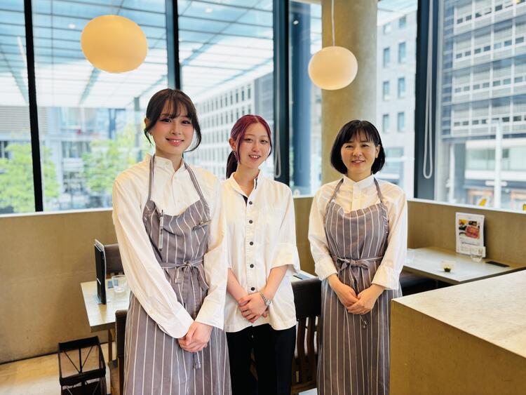 スタッフ仲良く働いています♪