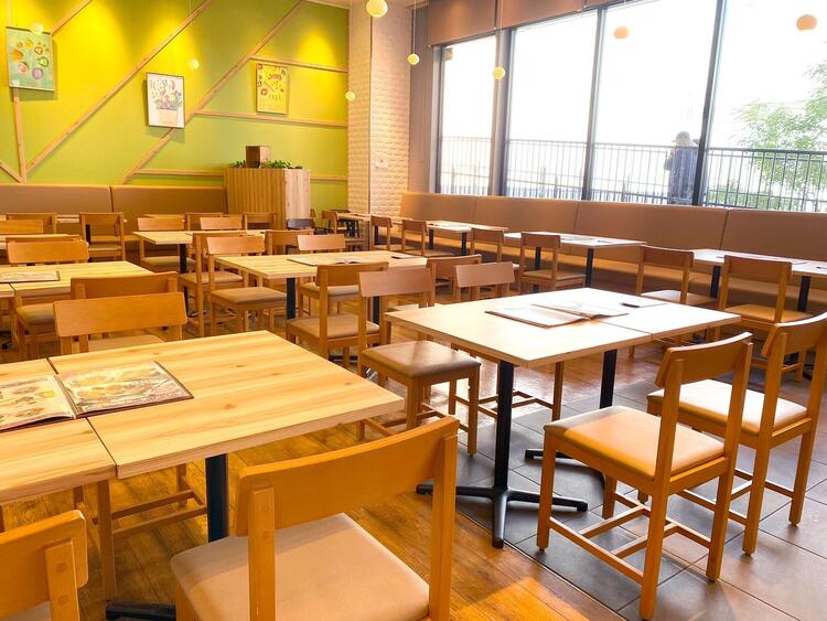 明るい店内