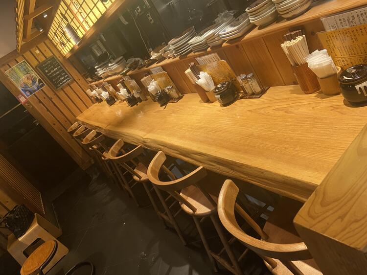 本店はうどん居酒屋らしいオープンキッチン
