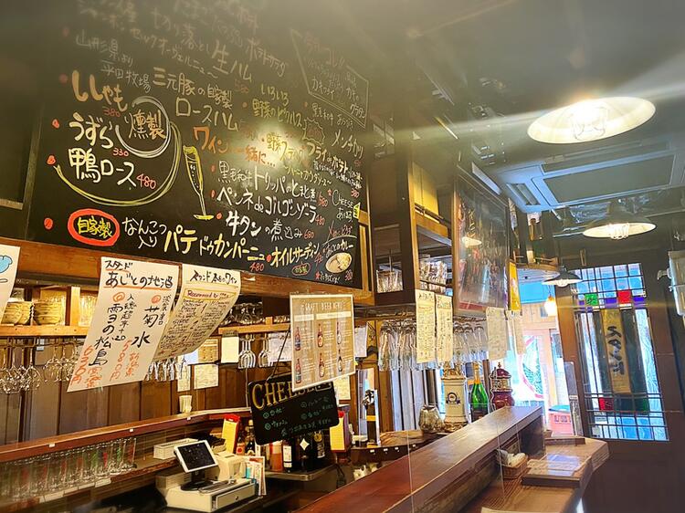 店内は立ち飲みで様々な出会いがあります☆