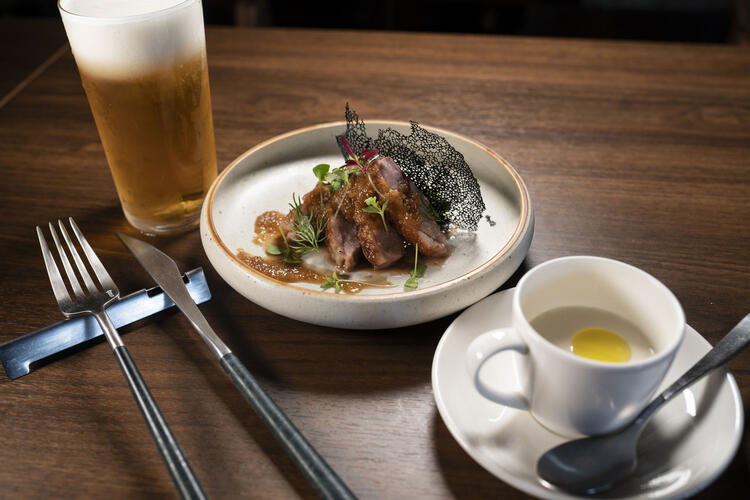 落ち着いた空間で肉とお酒を提供★