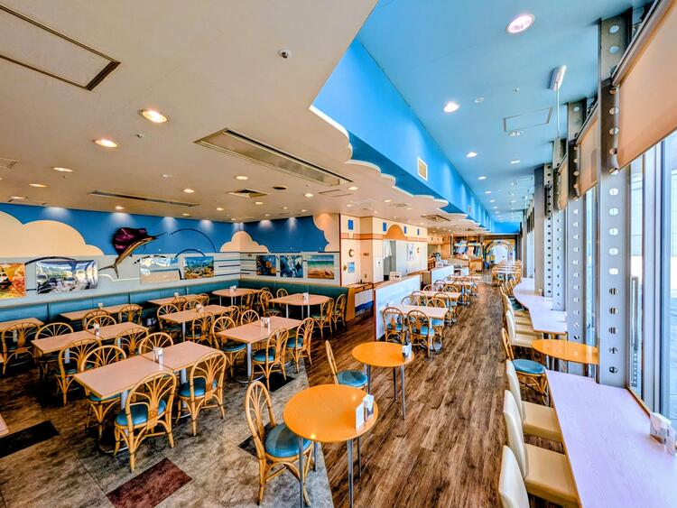 中庭から陽光が差し込む明るいお店です。
