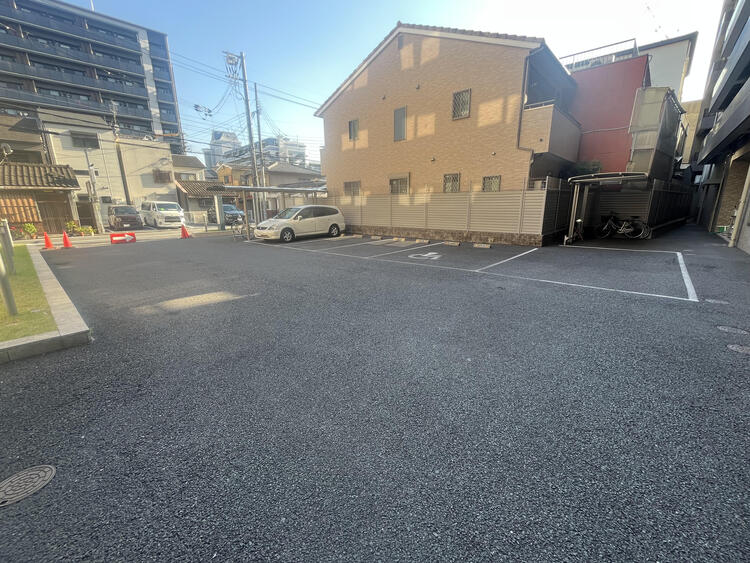 従業員専用の駐車場完備