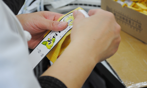 心を込めてつくった菓子を販売