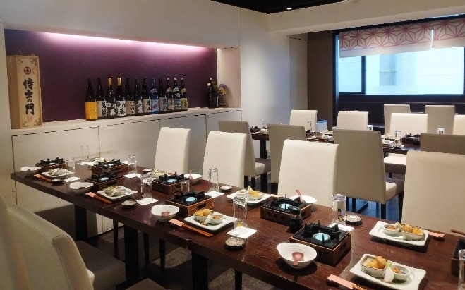 店内は落ち着いた色調で整えております
