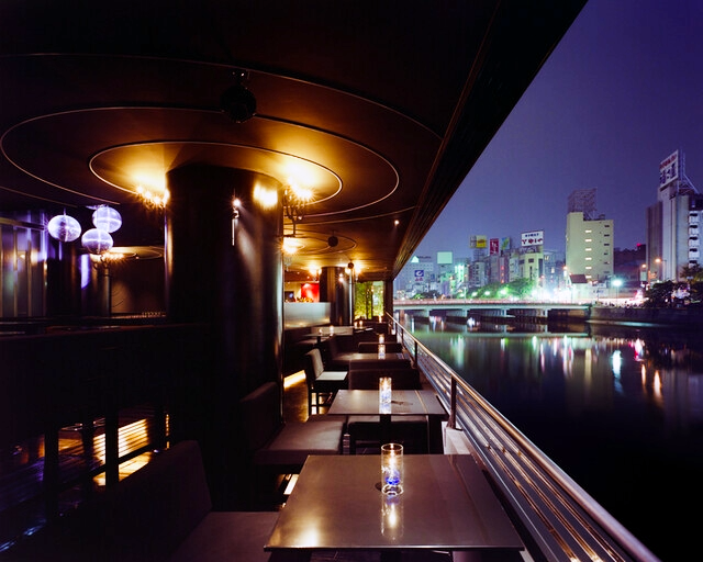 博多らしい夜景を楽しめる川沿いソファー席