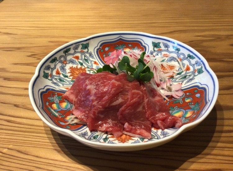 肉のコース料理を提供しています