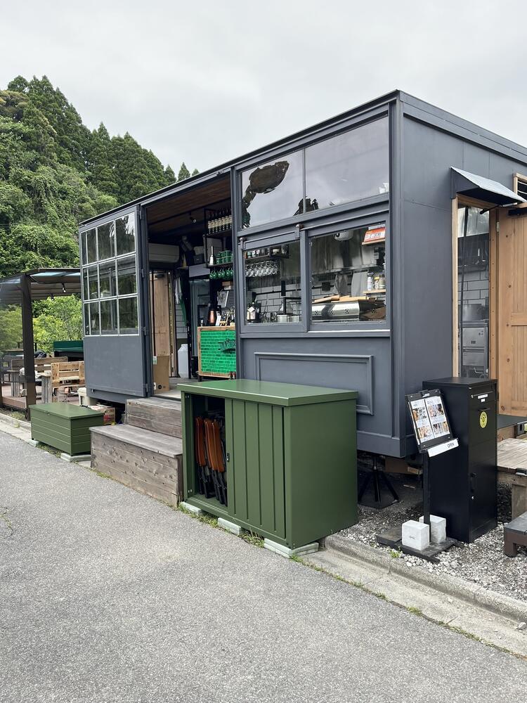 キャンプ場内のトレーラー型のカフェ＆バー