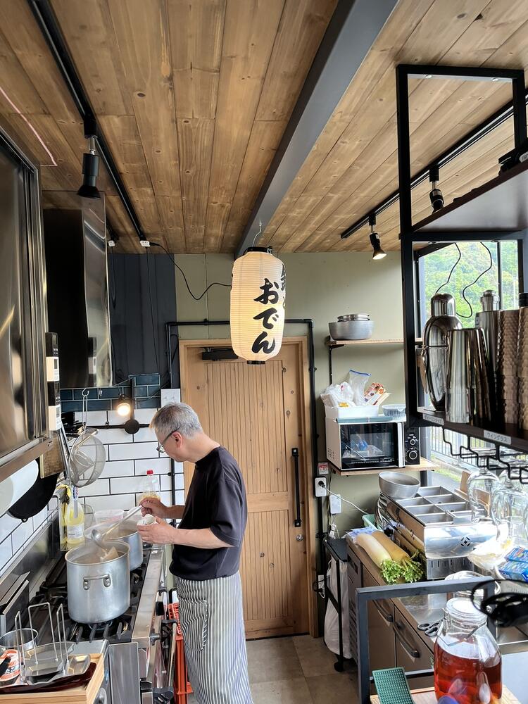 店内のBARカウンターとキッチンでのお仕