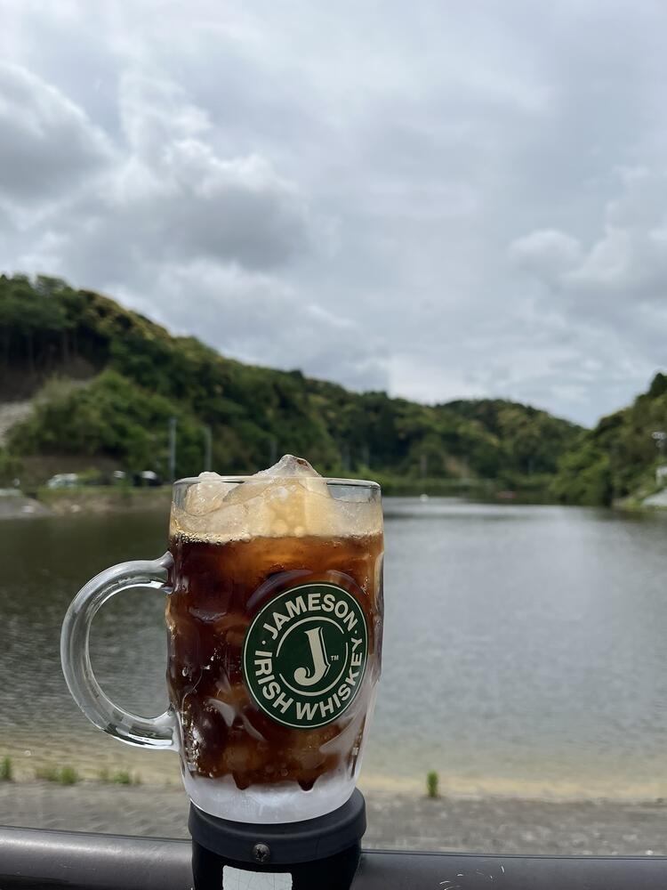 目の前の湖を眺めながらドリンク作り