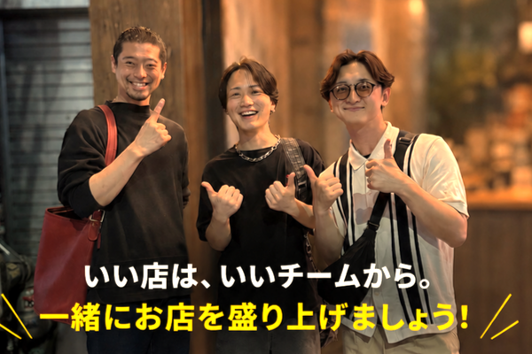 代表（右）と一緒に働くメンバーたち！
