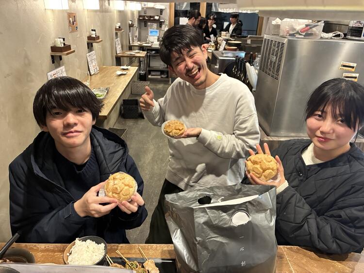 お客さんからの差し入れを頂くアルバイト達