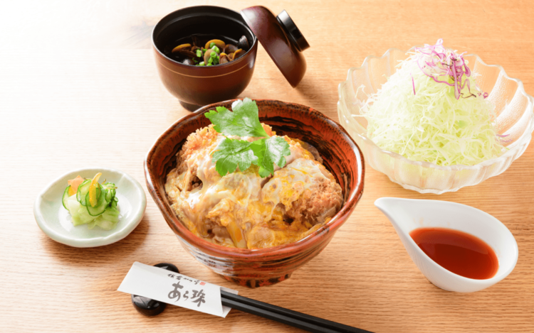 ふんわり卵でとじたロースかつ丼も人気！