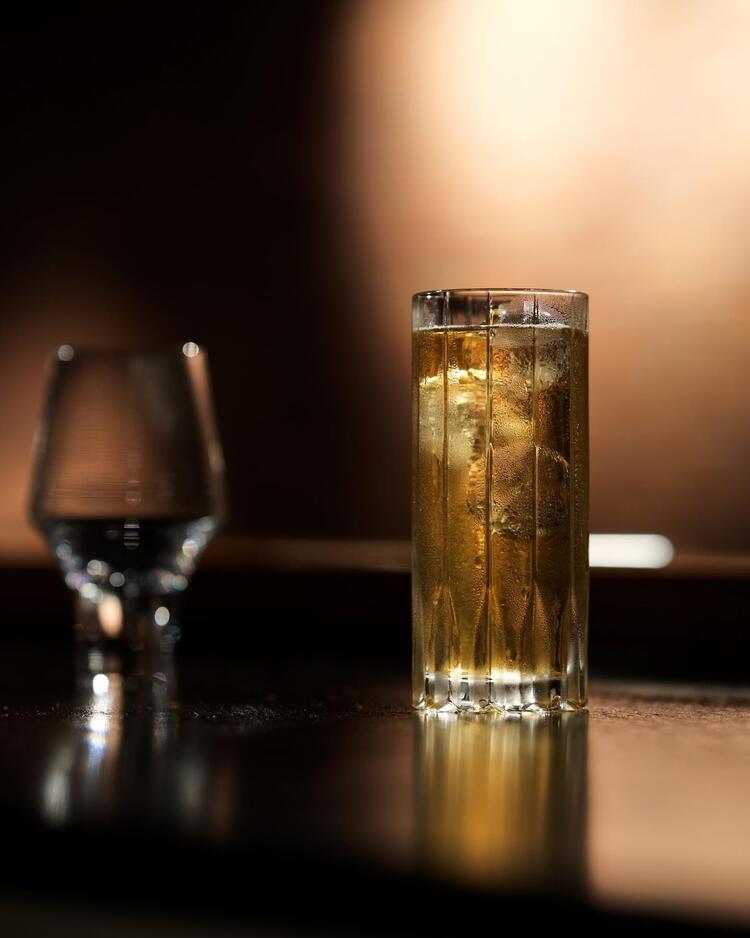 お茶とお酒を組み合わせたカクテル