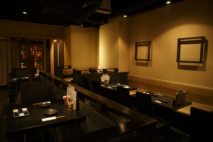 シックな店内はワンランク上の居酒屋です☆