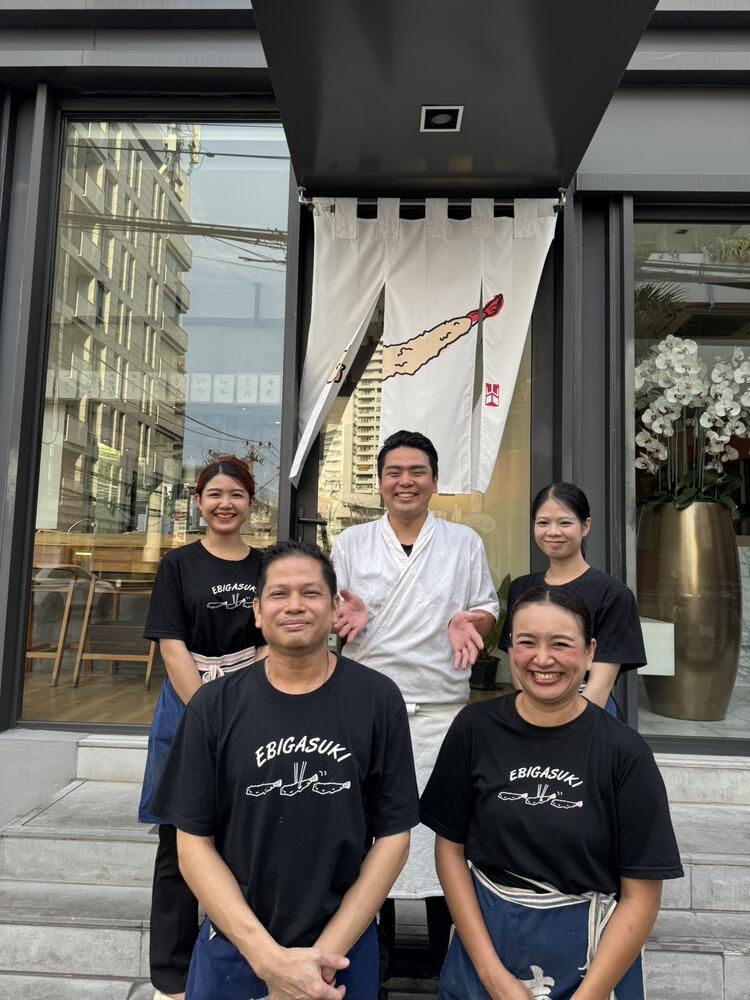 タイ２号店に行った店長とスタッフたち！