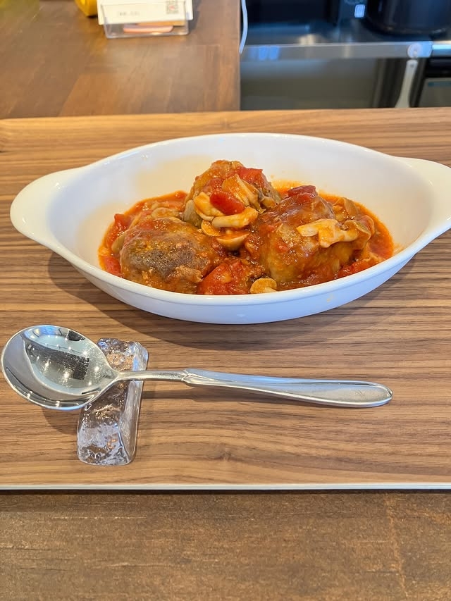 鉄板料理と煮込み料理をご提供◎